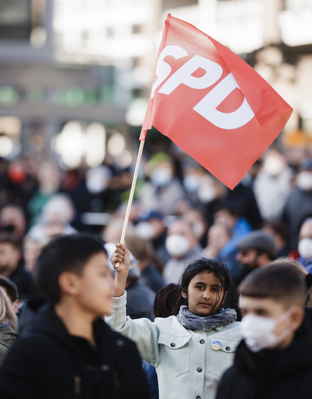 Foto: Teenager mit SPD-Fahne im Publikum