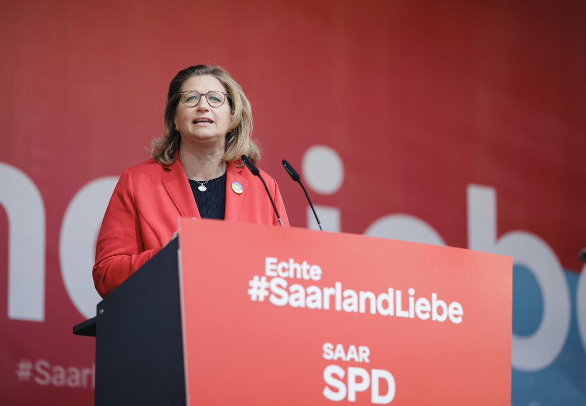 Foto: Anke Rehlinger hält eine Wahlkampfrede
