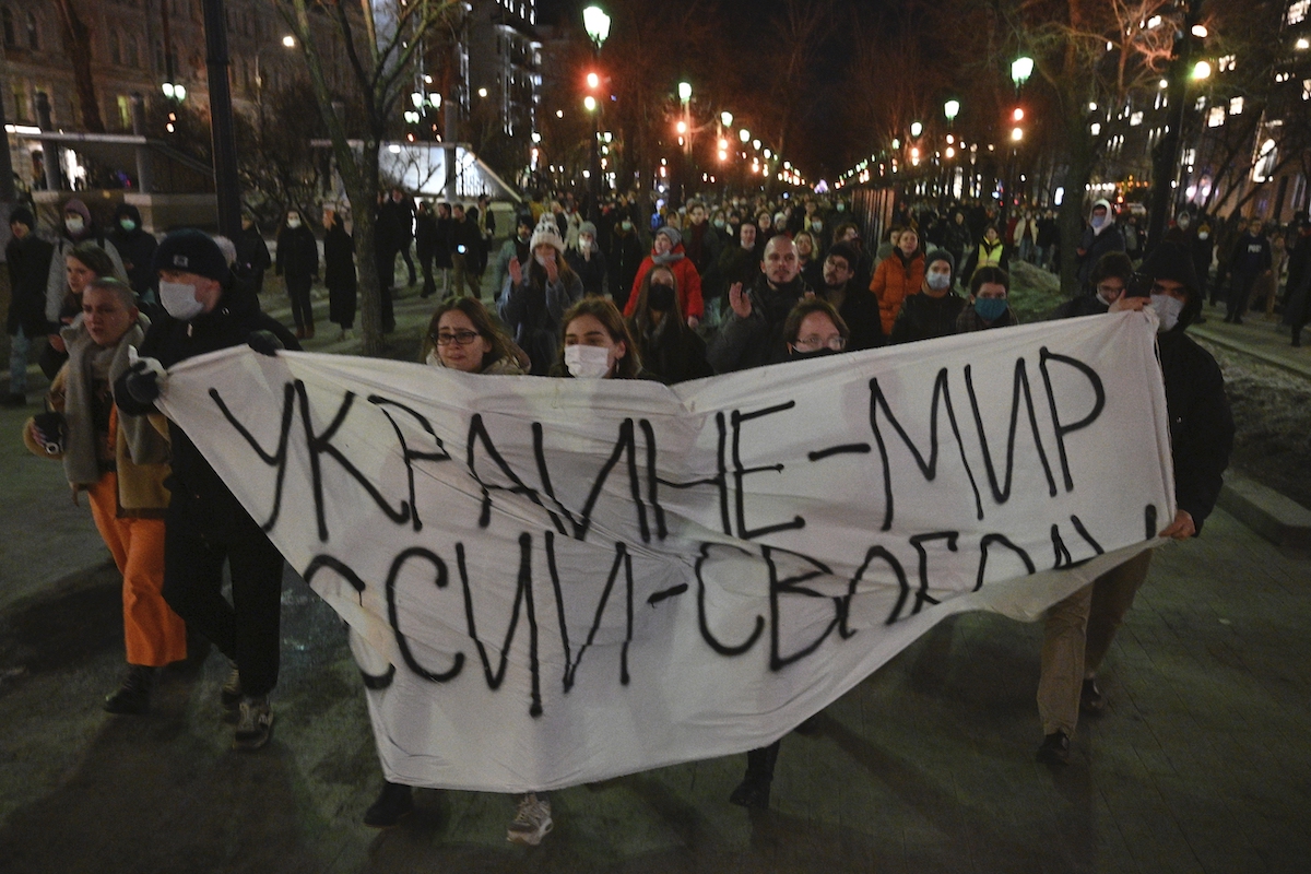 Moskau: Demonstranten ziehen während eines Protests gegen Russlands Angriff auf die Ukraine mit einem Banner, auf dem „Ukraine - Frieden, Russland - Freiheit“ steht, durch die Straße