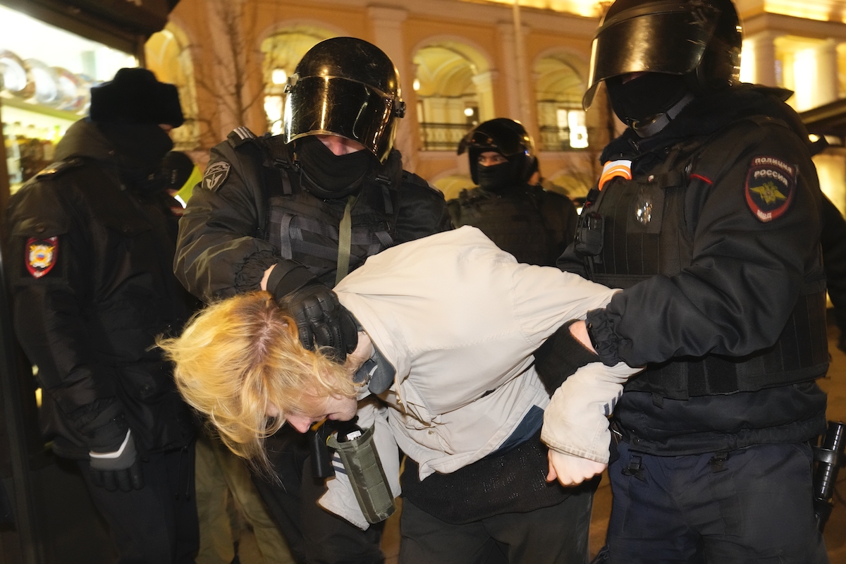 Foto: Polizisten nehmen in St. Petersburg eine demonstrierende Person während einer Demonstration gegen die russische Invasion in die Ukraine fest.