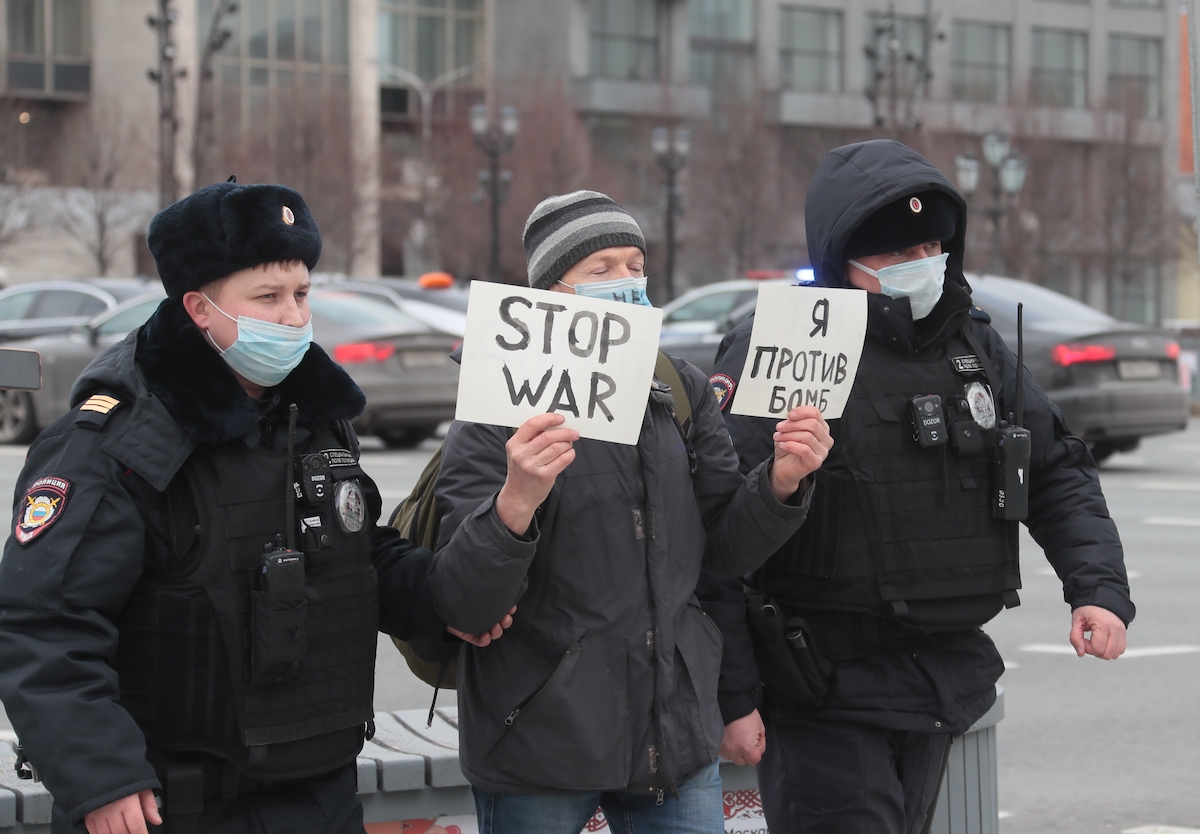 Foto: Polizisten nehmen in St. Petersburg eine demonstrierende Person während einer Demonstration gegen die russische Invasion in die Ukraine fest.