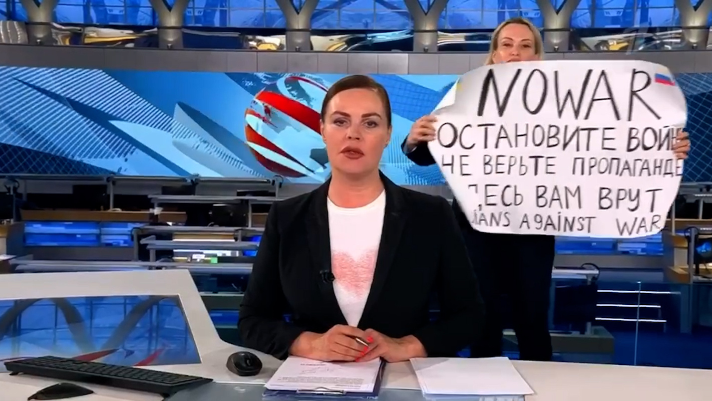 Screenshot: Kriegsgegnerin unterbricht Nachrichten in Russlands Staats-TV 