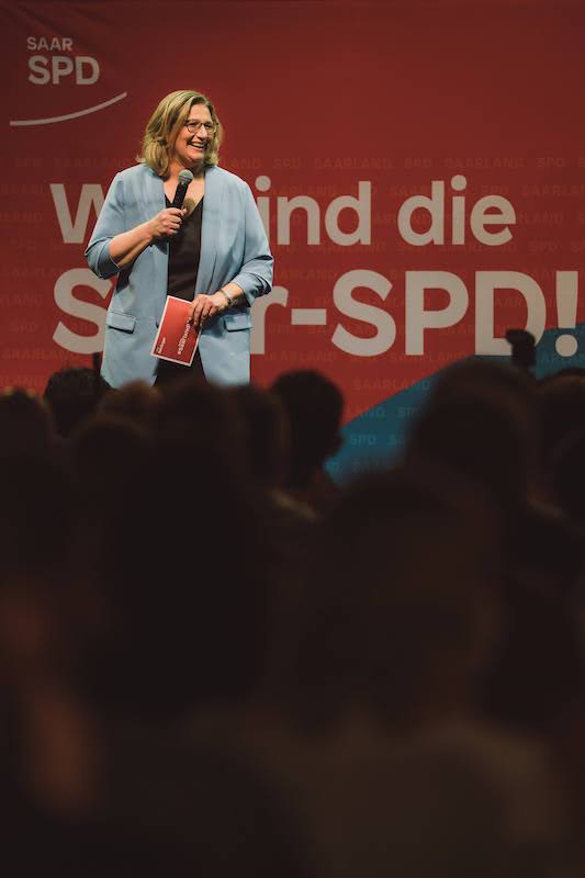 Foto: Anke Rehlinger spricht bei der SPD-Wahlparty