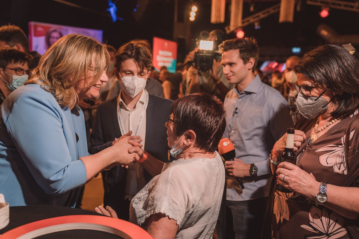 Foto: Anke Rehlinger wird bei der Wahlparty zum Wahlsieg beglückwünscht