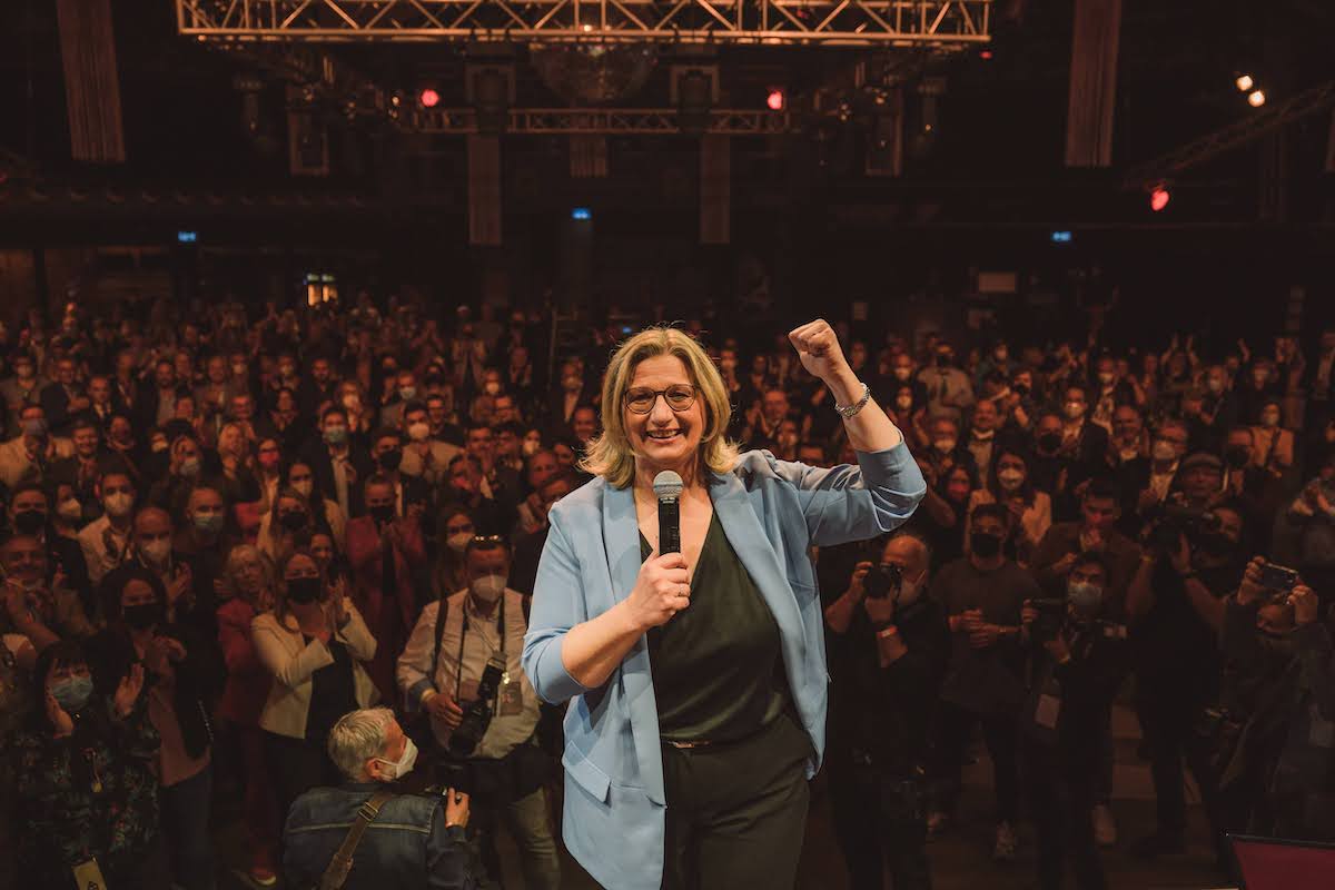 Foto: Anke Rehlinger freut sich über den Wahlsieg