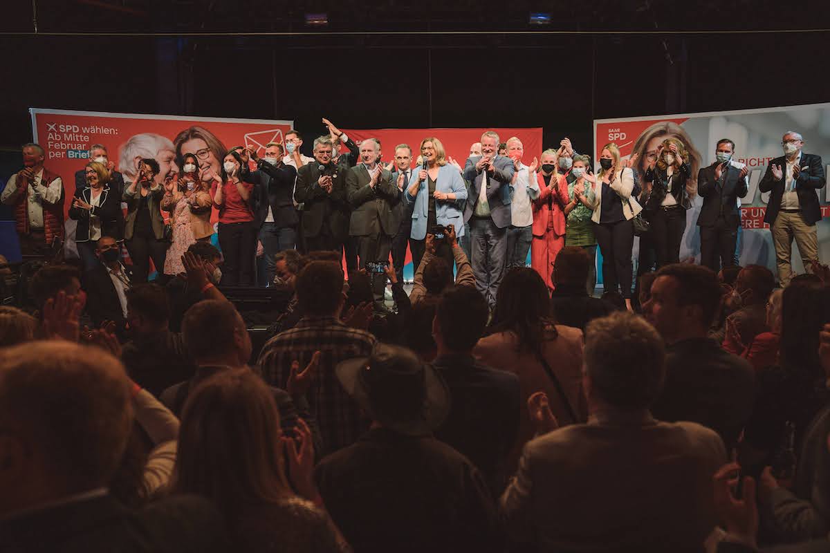 Foto: Anke Rehlinger und das Team der Saar SPD jubeln auf der Wahlparty zur Landtagswahl