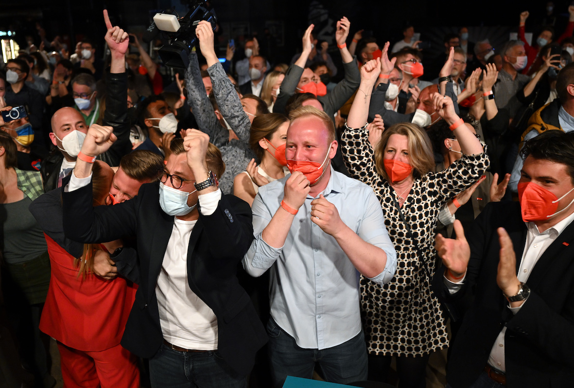 Foto: Gäste der SPD-Wahlparty zur Landtagswahl im Saarland reagieren auf die ersten Hochrechnungen