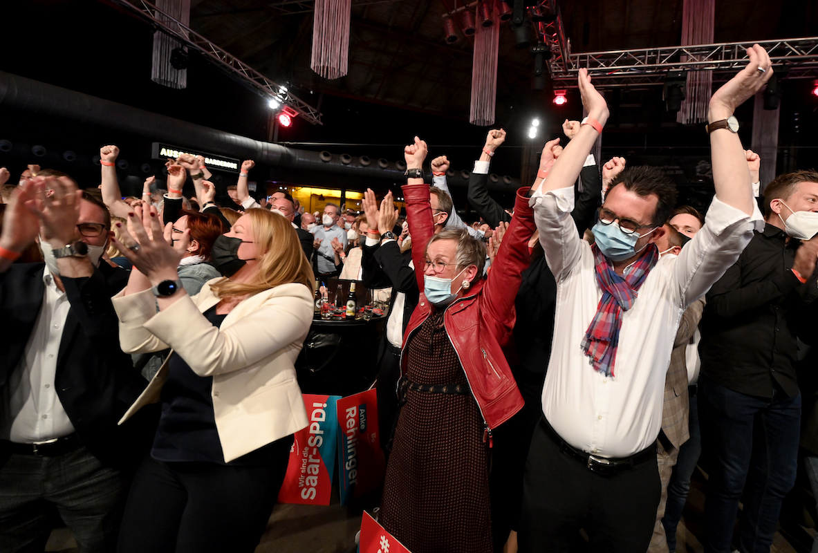 Foto: Gäste der SPD-Wahlparty zur Landtagswahl im Saarland reagieren auf die ersten Prognosen