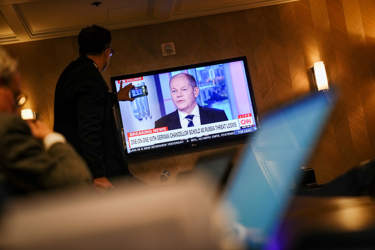 Foto: Journalisten verfolgen das CNN-Interview mit Bundeskanzler Olaf Scholz in Washington