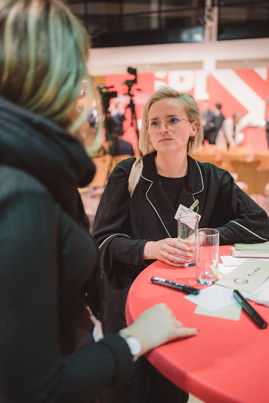 Foto: Frauen unterhalten sich beim Get together nach der Eröffnung des digital:hubs