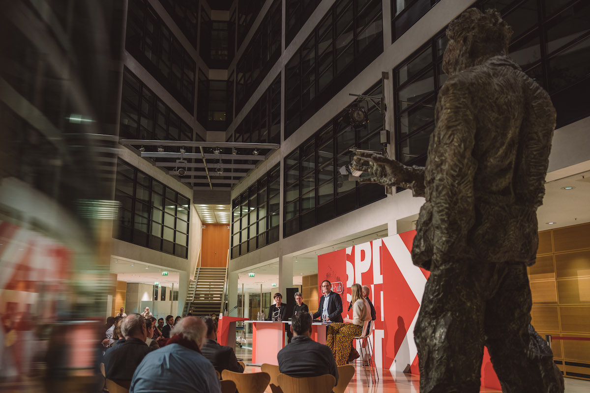 Foto: Blick in das Atrium des Willy-Brandt-Hauses bei der Eröffnung des digital:hubs