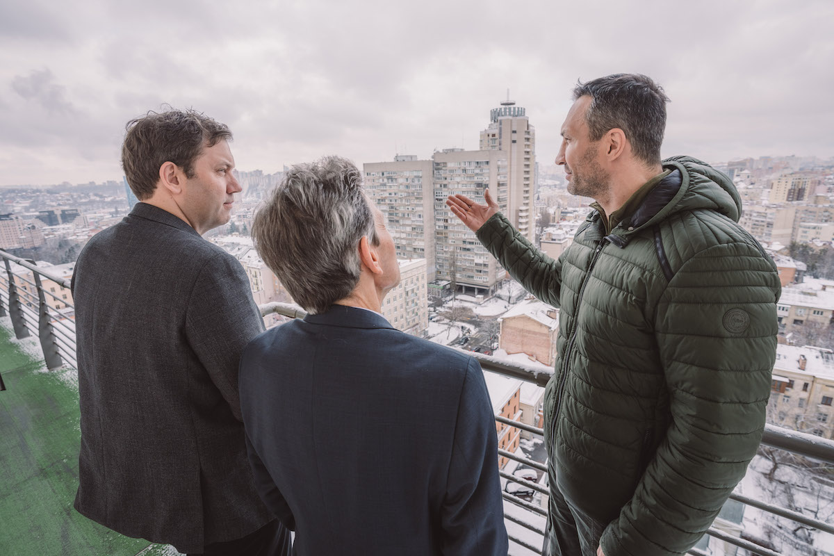 Foto: Wladimir Klitschko (r.) beim Besuch von Lars Klingbeil (l.) und Rolf Mützenich in Kiew.