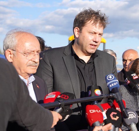 Foto: Lars Klingbeil und Kemal Kılıçaroğlu geben ein Pressestatement