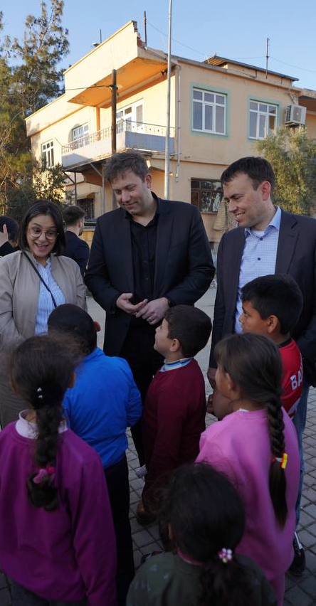 Foto: Serpil Midyatli, Lars Klingbeil und Nils Schmid im Gespräch mit Kindern