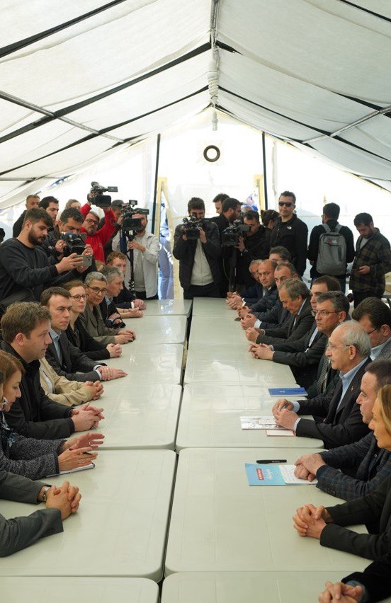 Foto: Serdar Yüksel, Lars Klingbeil, Serpil Midyatli, Nils Schmid im Gespräch mit Aylin Nazlıaka und Kemal Kılıçaroğlu