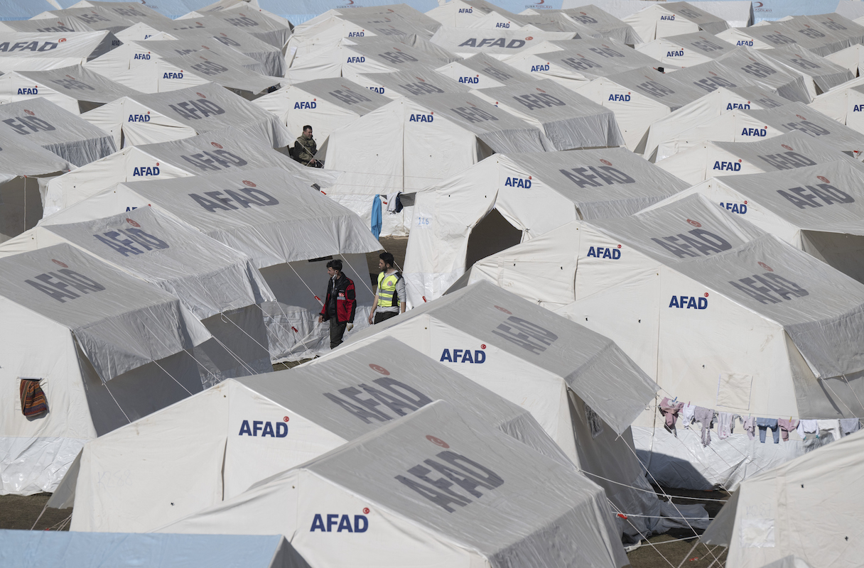 Foto: Ein Zeltlager für Erdbebenopfer ist mit Zelten im Stadion von Kahramanmaras aufgebaut worden.