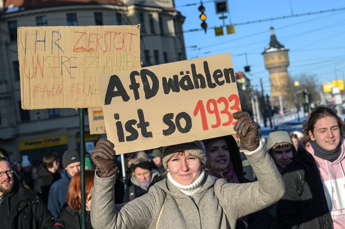 Foto: Eine Demonstrationsteilnehmerin in Halle/Saale hält ein Schild mit der Aufschrift "AfD wählen ist so 1933" in die Höhe. 
