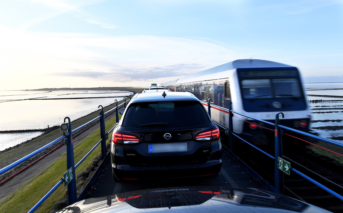 Foto: Autos fahren auf einem Autozug auf dem Hindenburgdamm von Westerland auf Sylt in Richtung Niebüll