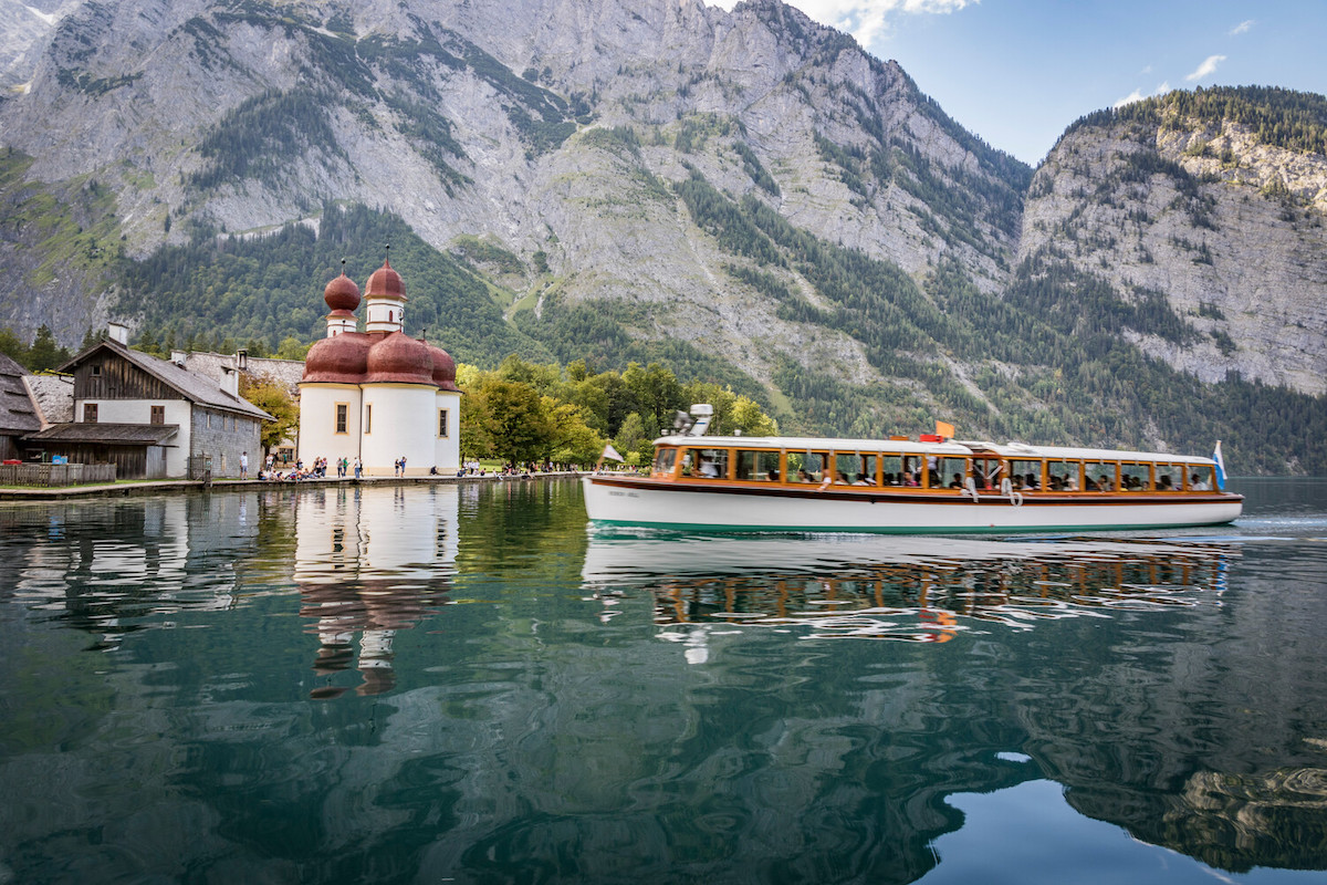 Foto: Ein Elektro-Boot der Königssee Schiffahrt vor Bartholomä