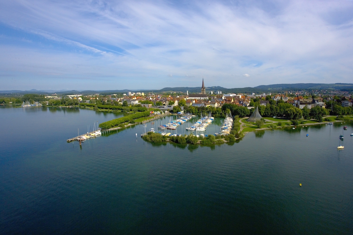 Foto: Blick auf den Radolfzeller Hafen und das Münster