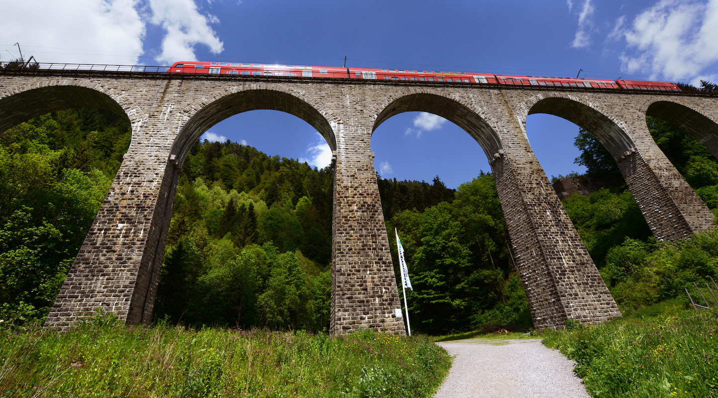 Foto: Ein Zug über die Ravennabrücke bei Breitnau (Baden-Württemberg). Die Brücke ist Teil der Höllentalbahn