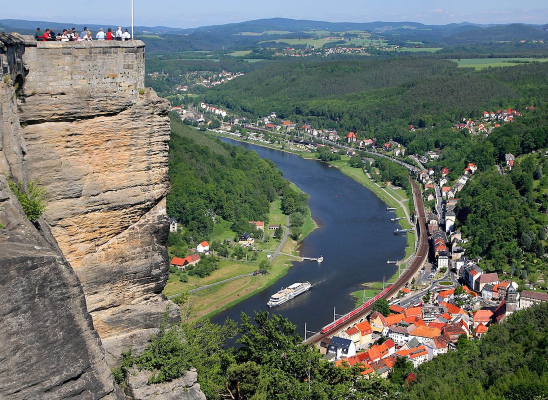 Foto: Besucher der Festung Königstein genießen den weiten Blick über das Elbtal und die Berge der Sächsischen Schweiz.