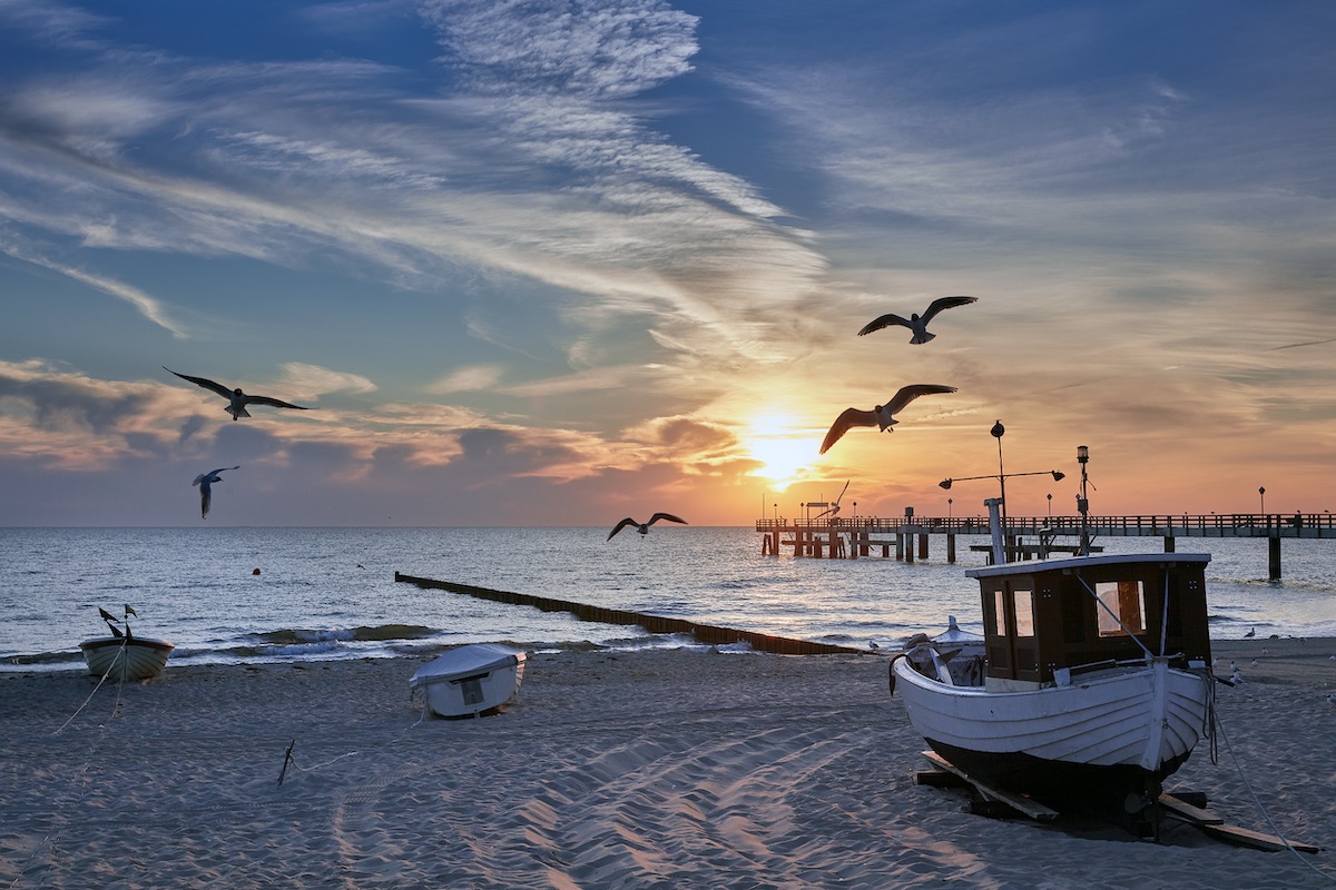 Foto: Kutter am Strand vor einer Seebrücke auf Usedom