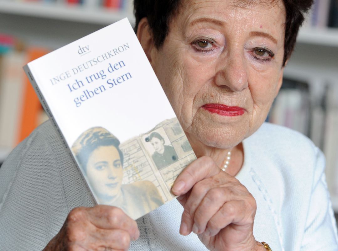 Foto: Inge Deutschkron zeigt 2012 ihr Buch "Ich trug den gelben Stern".