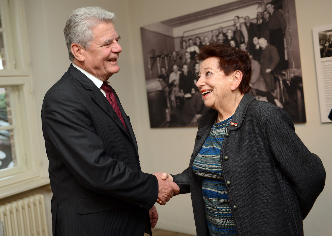 Foto: Bundespräsident Joachim Gauck begrüßte Deutschkron 2013 in der Blindenwerkstatt Otto Weidt.