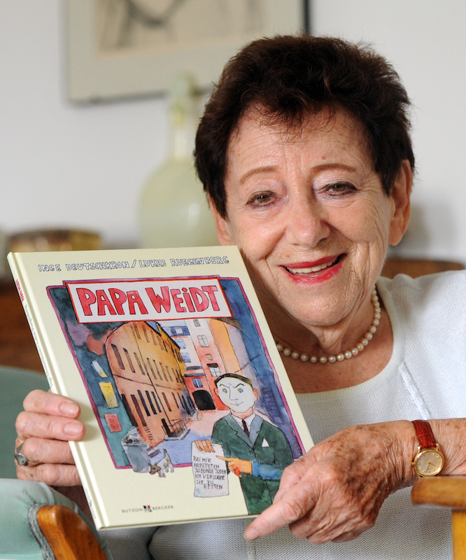 Foto: Die Schriftstellerin und Holocaust-Überlebende zeigt 2012 ihr Kinderbuch "Papa Weidt".