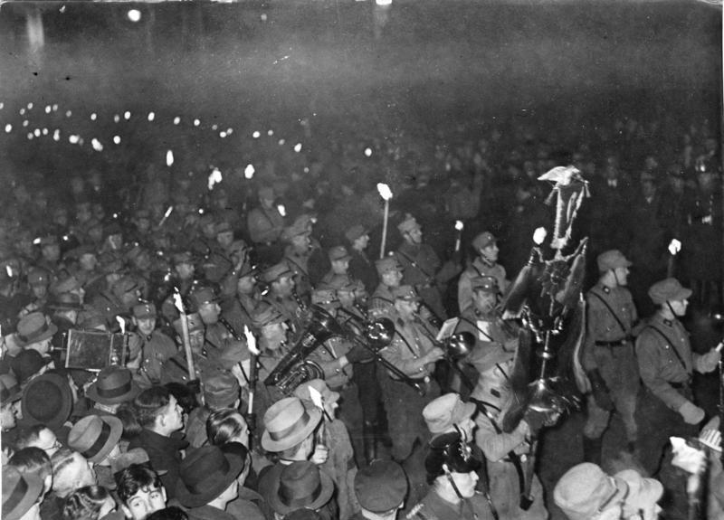 Foto: Fackelzug zu Ehren des neuen Reichskanzlers Adolf Hitler bewegt sich durch die Wilhelmstraße in Berlin am Abend des 30. Januar 1933.