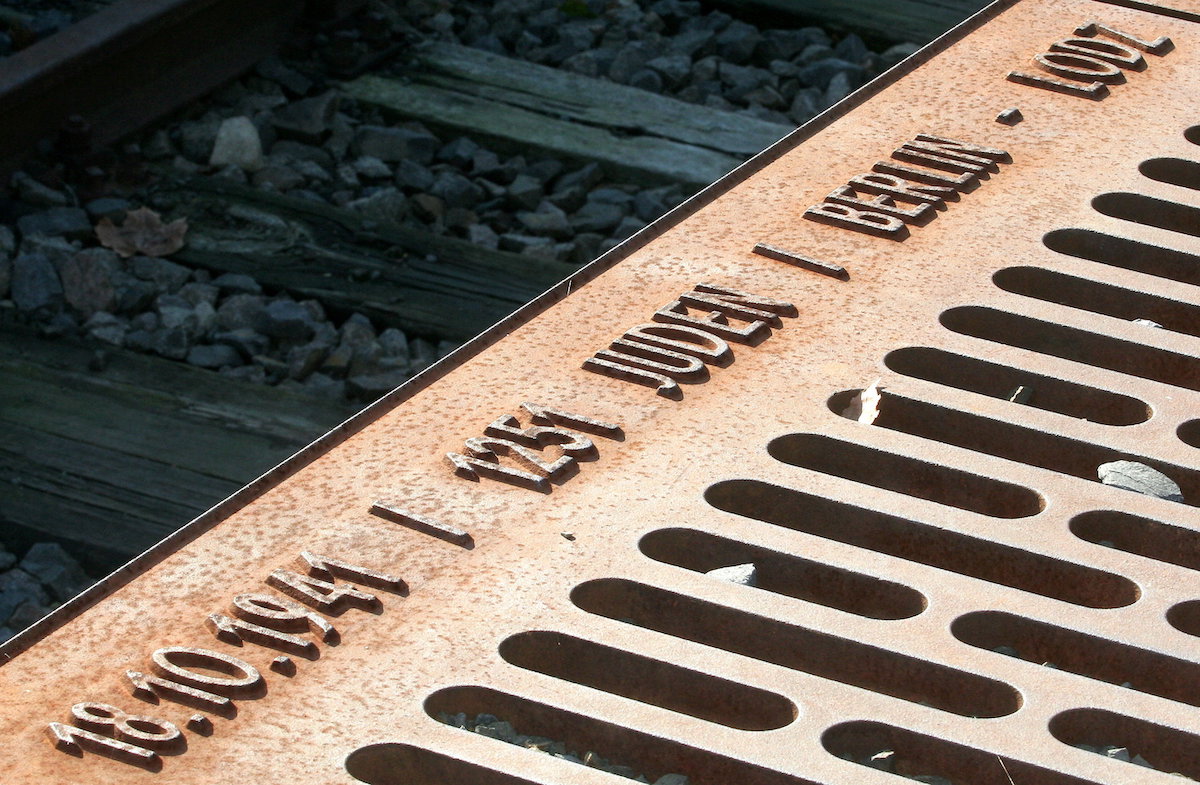 Foto: Eine beschriftete Metallplatte des Mahnmals Gleis 17 liegt auf dem früheren Verladebahnsteig des Güterbahnhofs Grunewald in Berlin.