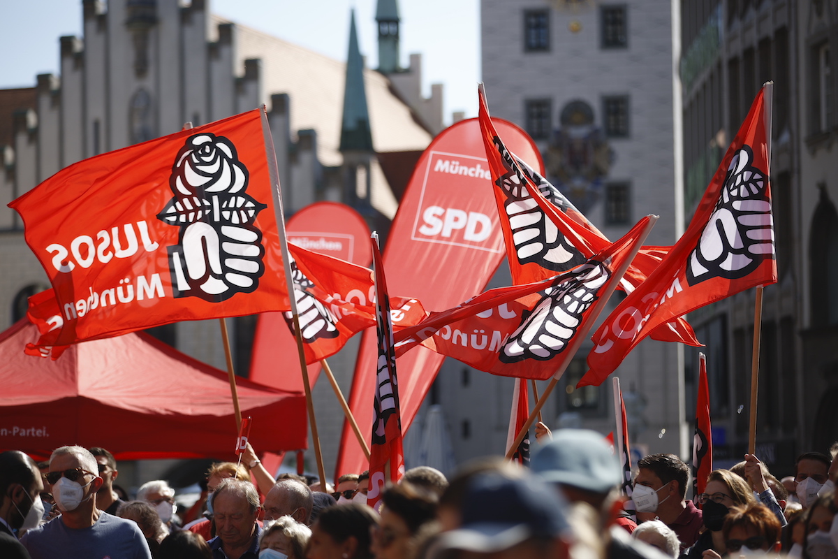 Foto: Juso- und SPD-Fahnen bei Wahlkampfkundgebung in Münster