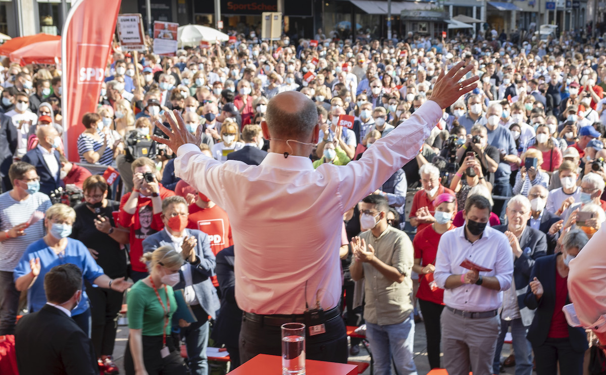 Foto: Olaf Scholz winkt Teilnehmern einer Kundgebung zu