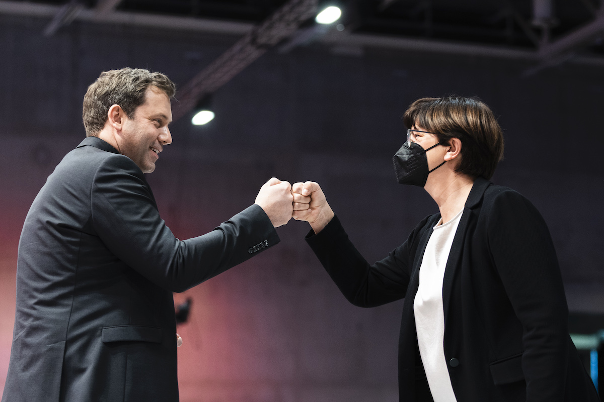 Foto: Lars Klingbeil und Saskia Esken geben sich die "Corona-Faust"