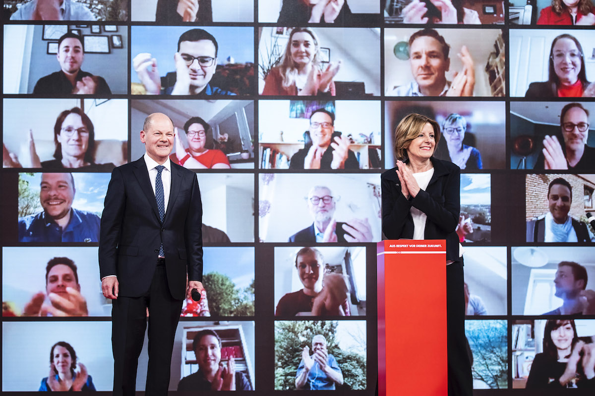 Foto: SPD-Anhänger (auf LED-Wand) und Malu Dreyer applaudieren Olaf Scholz zu