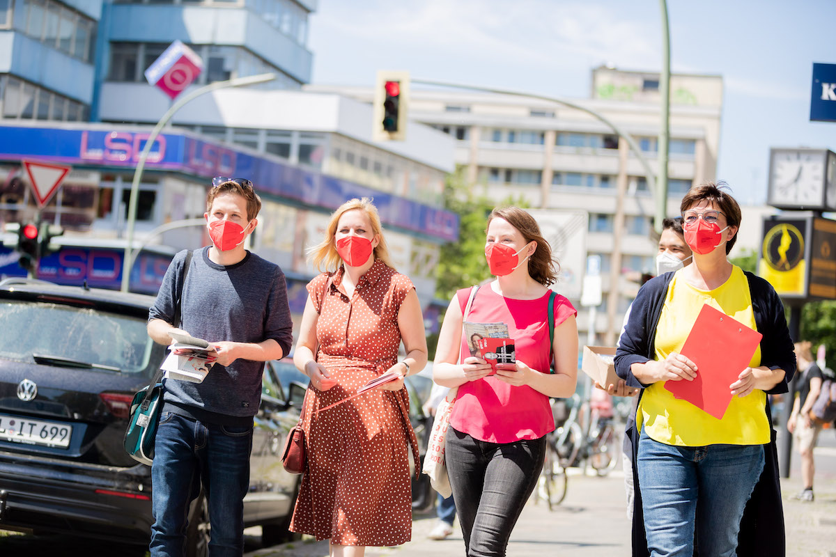 Foto: Kevin Kühnert, Saskia Esken und Wahlkämpferinnen bei Tür-zu-Tür-Wahlkampf