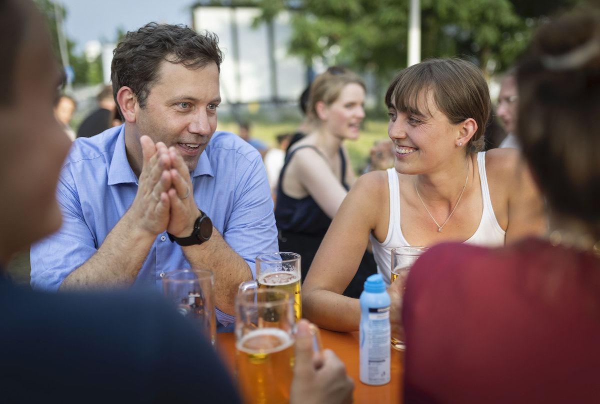 Foto: Lars Klingbeil und junge Kandididierende im Biergarten