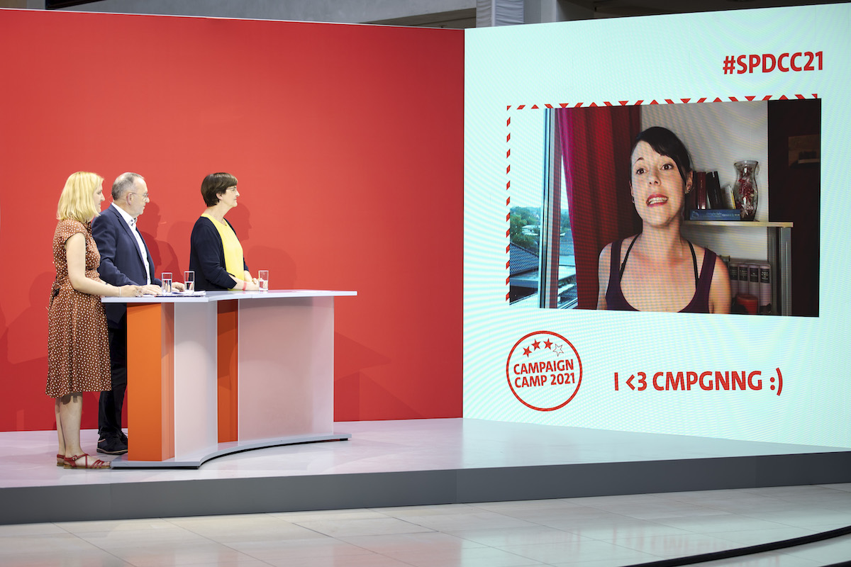 Foto: Norbert Walter-Borjans spricht mit Teilnehmerin beim SPD-Debattencamp