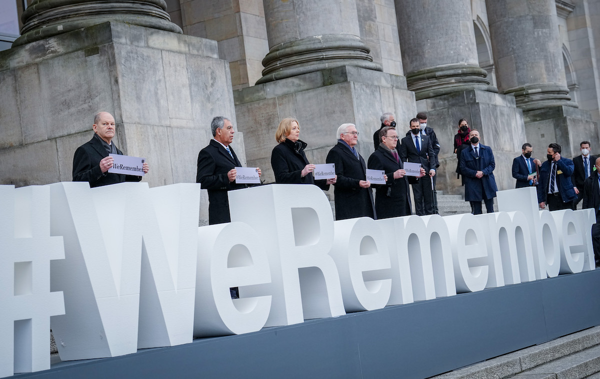 Foto: Olaf Scholz, Mickey Levy, Bärbel Bas, Frank-Walter Steinmeier und Bodo Ramelow stehen vor dem Reichstagsgebäude an dem Schriftzug „we remember“