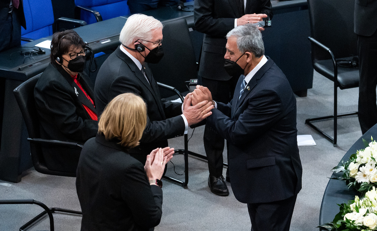 Foto: Mickey Levy (r) spricht nach seiner Rede im Deutschen Bundestag mit Frank-Walter Steinmeier.