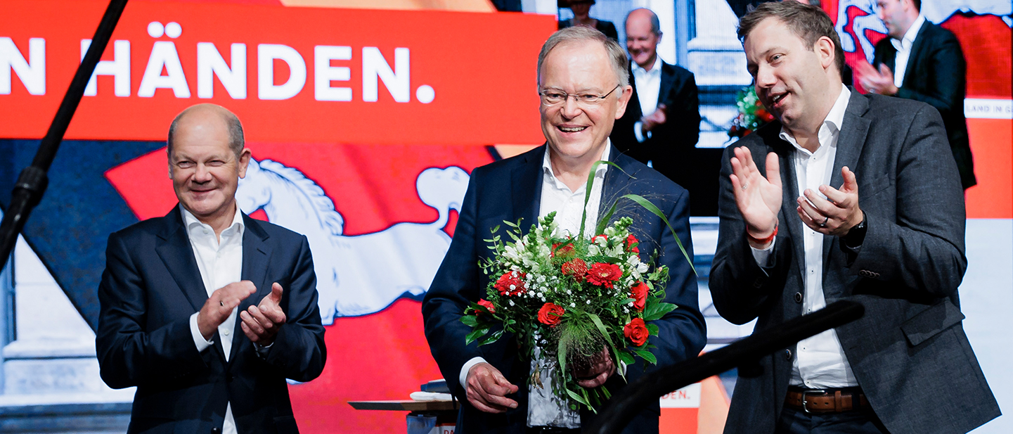 Foto: Niedersachsens Ministerpräsident Stefan Weil mit Bundeskanzler Olaf Scholz und dem SPD-Parteivorsitzenden Lars Klingbeil