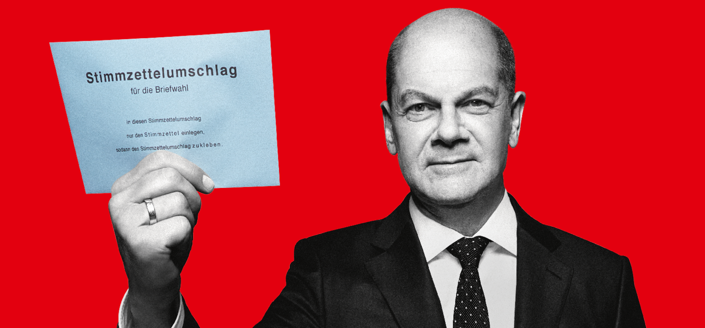 Foto: Olaf Scholz hält einen Stimzettelumschlag für die Briefwahl in der Hand