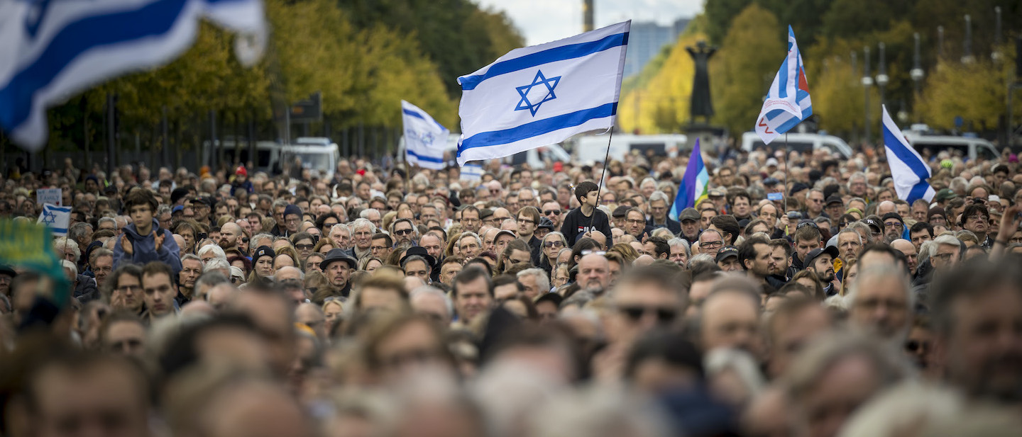 Foto: Tausende zeigen am Brandenburger Tor Solidarität mit Israel