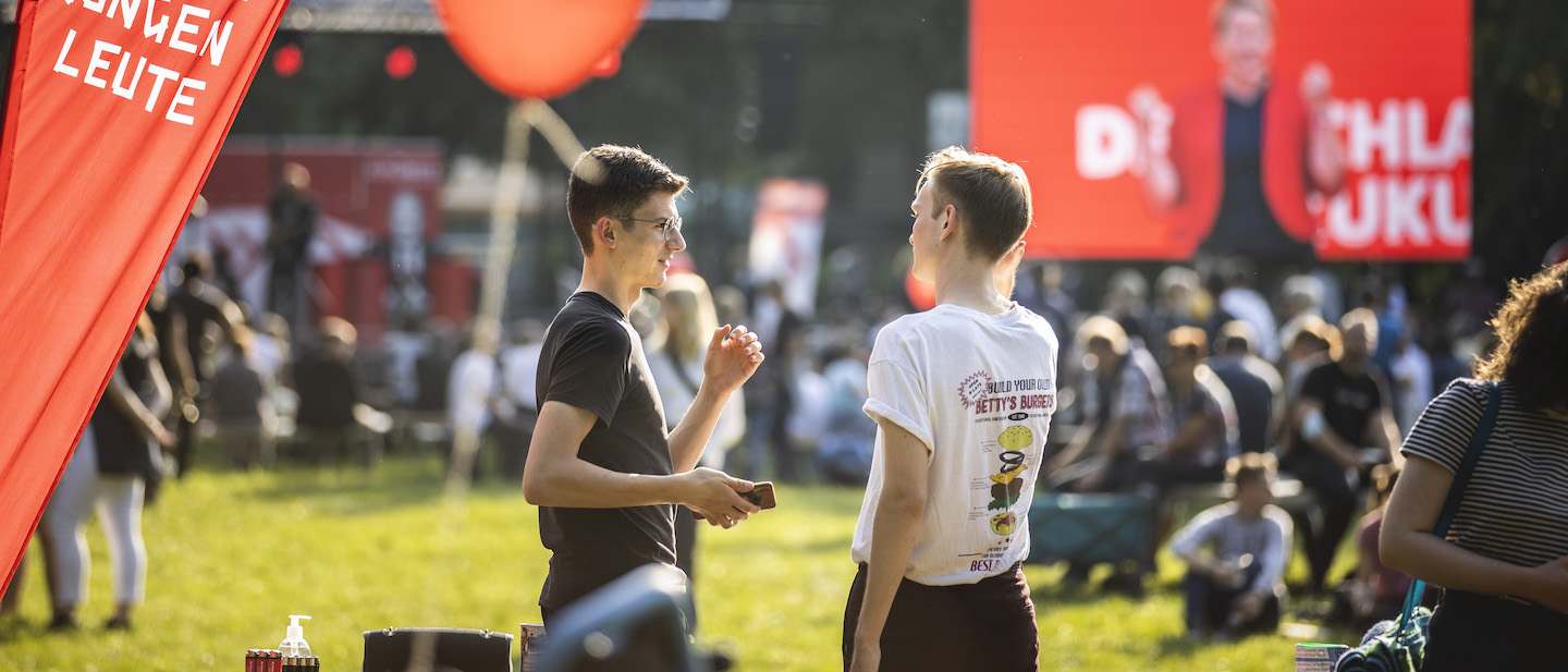 photothek Foto: Junge Menschen unterhalten sich auf SPD-Veranstaltung
