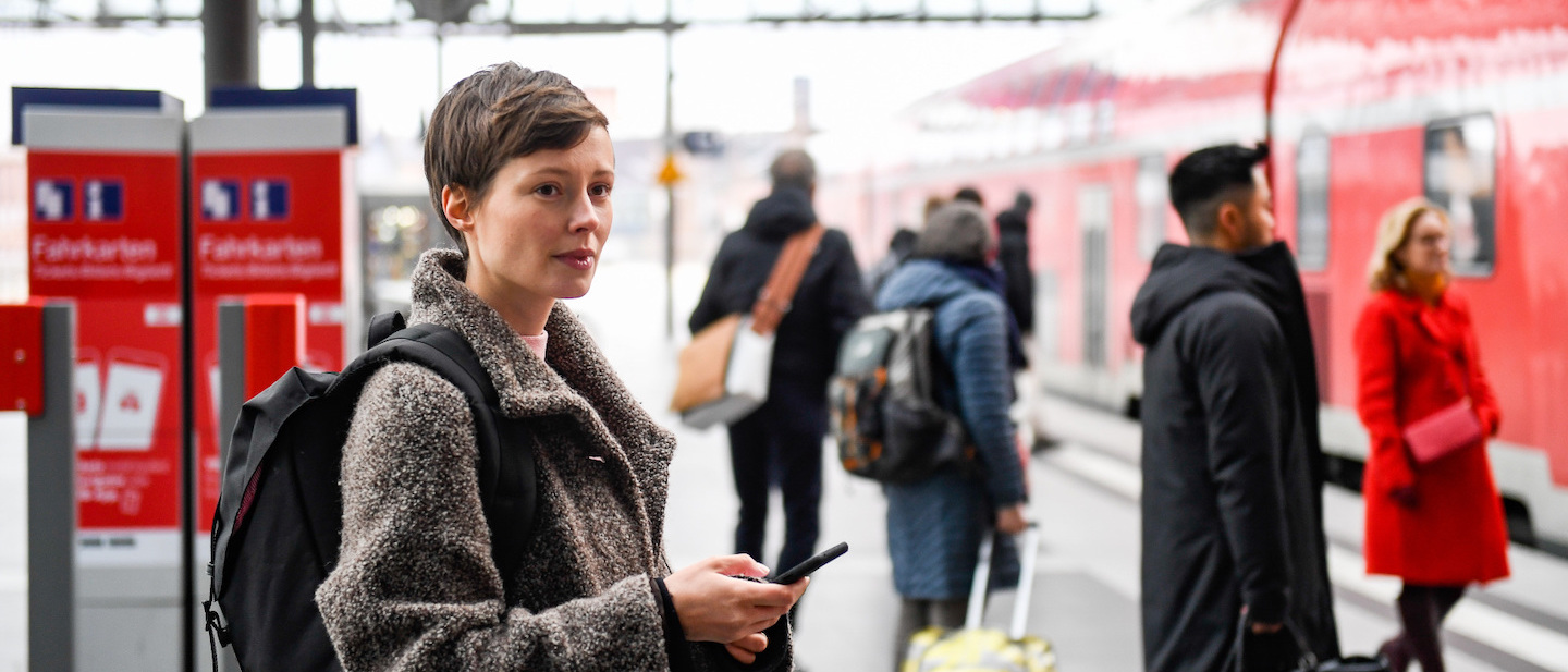 Foto: Frau auf dem Bahnsteig am Hauptbahnhof Berlin
