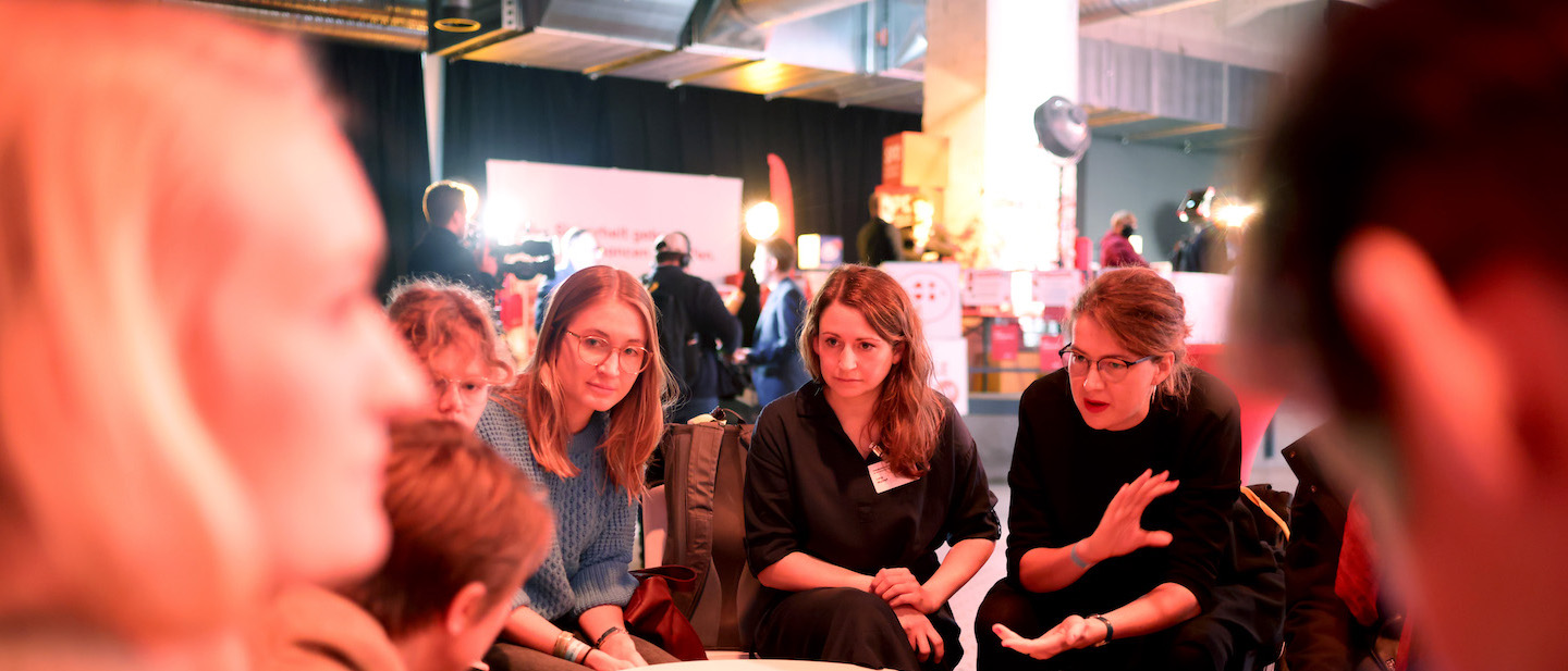 Foto: Teilnehmerinnen des SPD-Debattenkonvents diskutieren miteinander