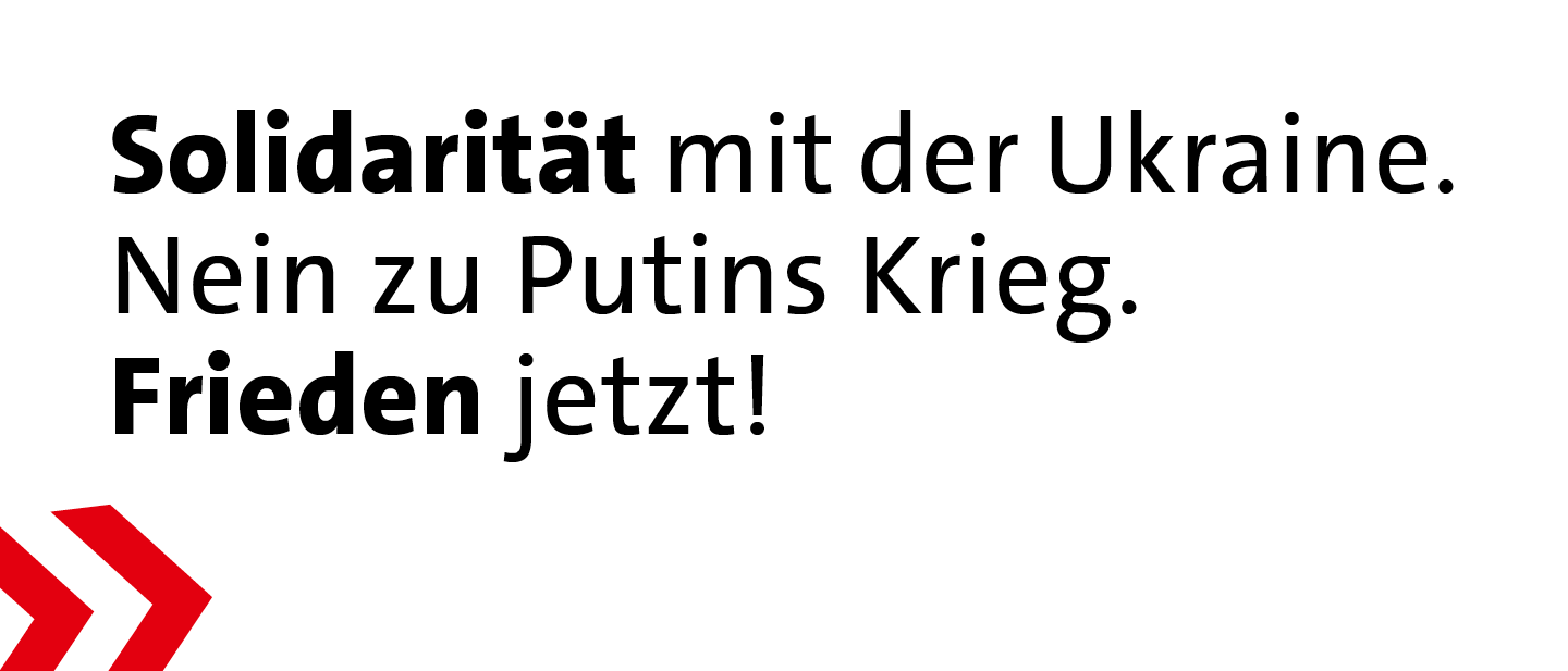 Banner: Solidarität mit der Ukraine. Nein zu Putins Krieg. Frieden jetzt!