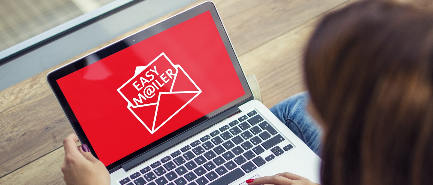 Foto: Blick von oben schräg auf eine Frau, auf deren Laptop der EasyMail angezeigt wird. 
