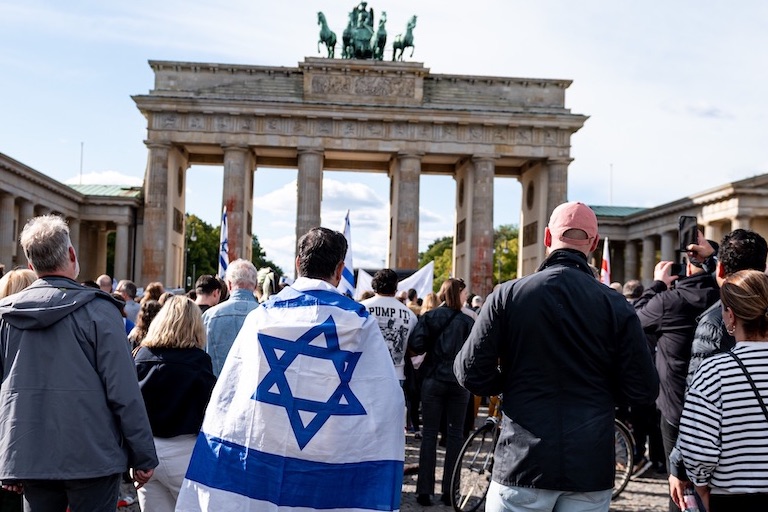 Foto: Menschen nehmen an einer Solidaritätsdemo für Israel auf dem Pariser Platz am Brandenburger Tor teil